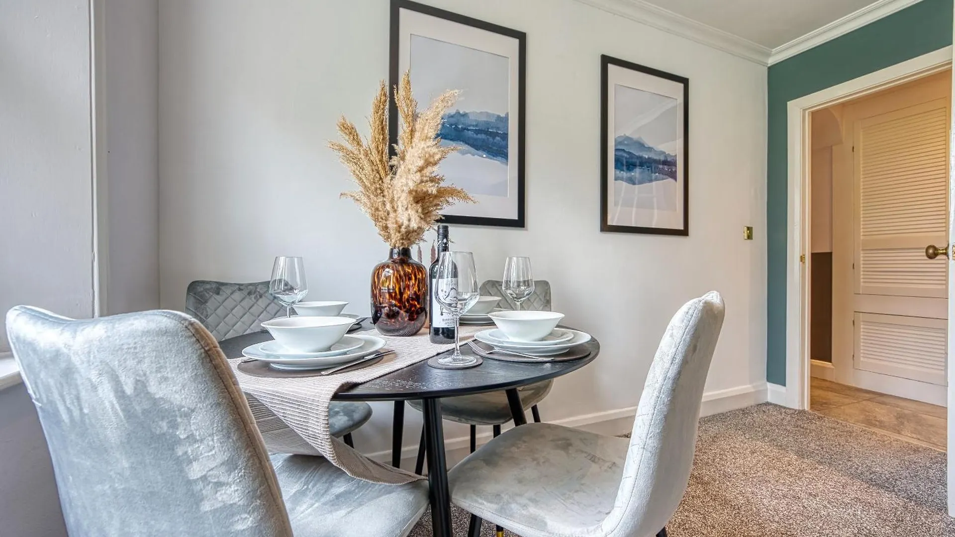 2 Bedroom Stylish Spacious Apt, Sleeps 6, Central Cheltenham, With Free Parking - By Blue Puffin Stays 0*, Cheltenham United Kingdom