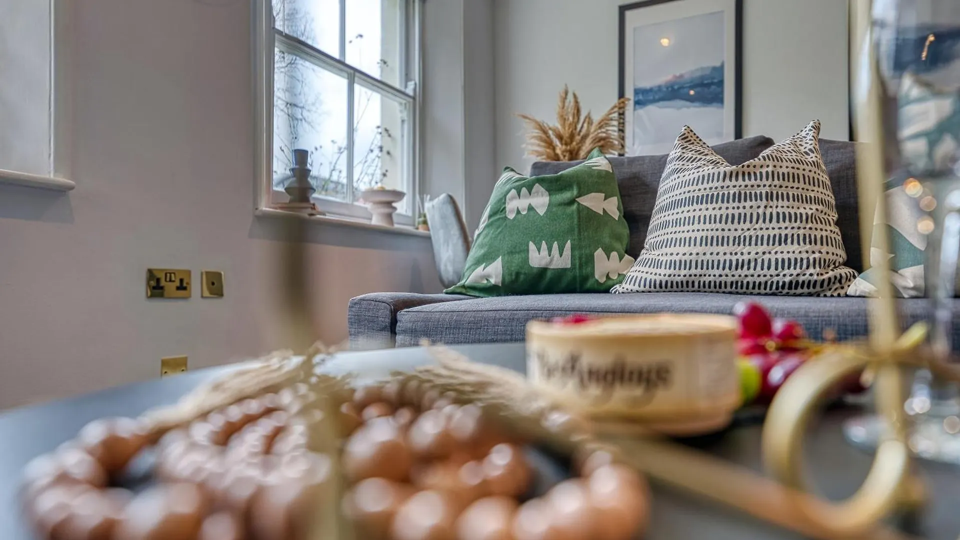 2 Bedroom Stylish Spacious Apt, Sleeps 6, Central Cheltenham, With Free Parking - By Blue Puffin Stays 0*, Cheltenham United Kingdom