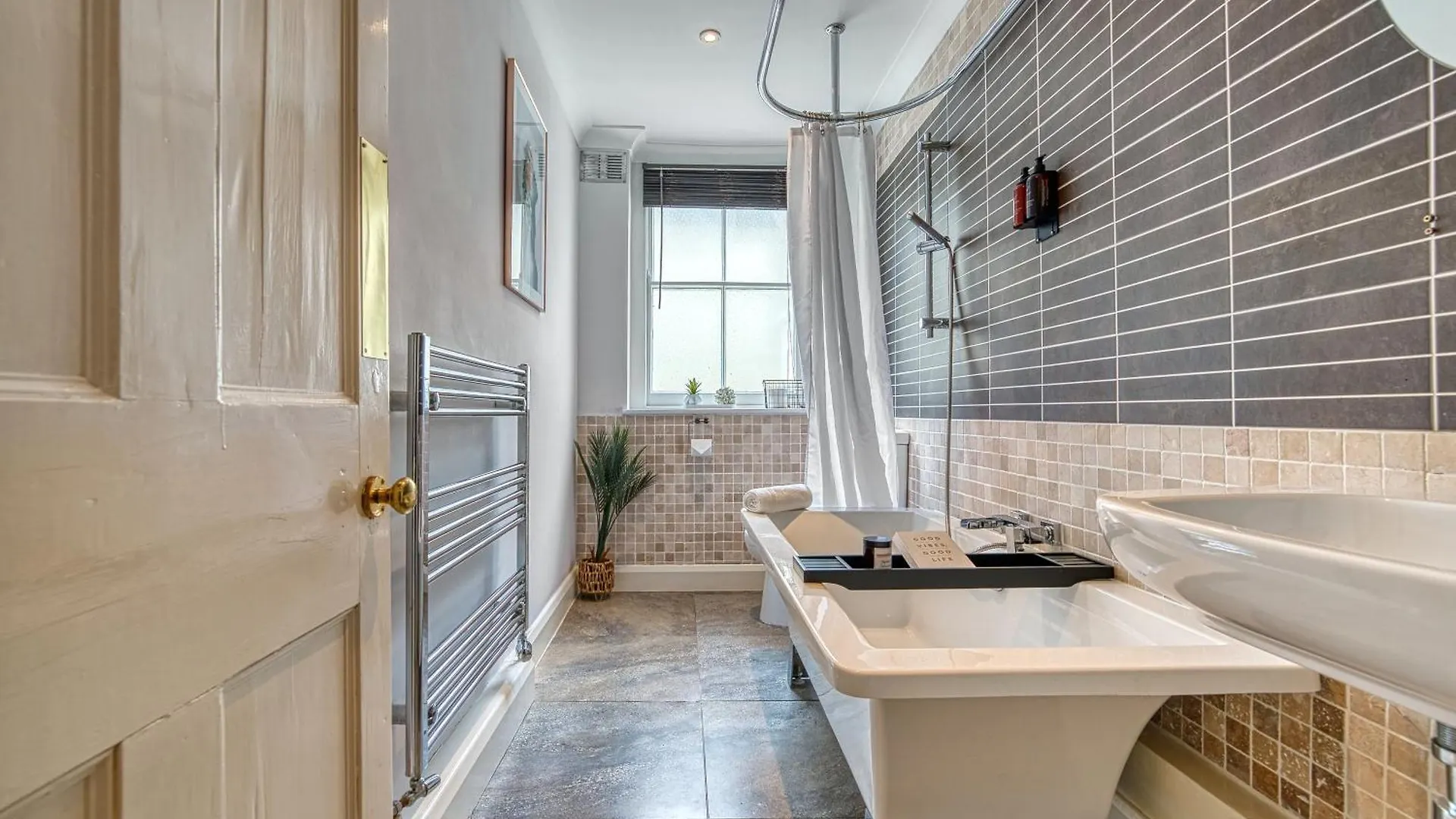 2 Bedroom Stylish Spacious Apt, Sleeps 6, Central Cheltenham, With Free Parking - By Blue Puffin Stays 0*, Cheltenham United Kingdom