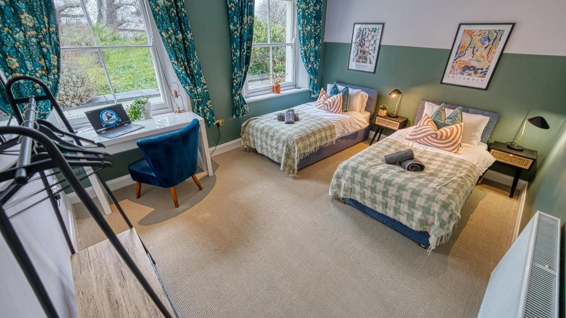 2 Bedroom Stylish Spacious Apt, Sleeps 6, Central Cheltenham, With Free Parking - By Blue Puffin Stays