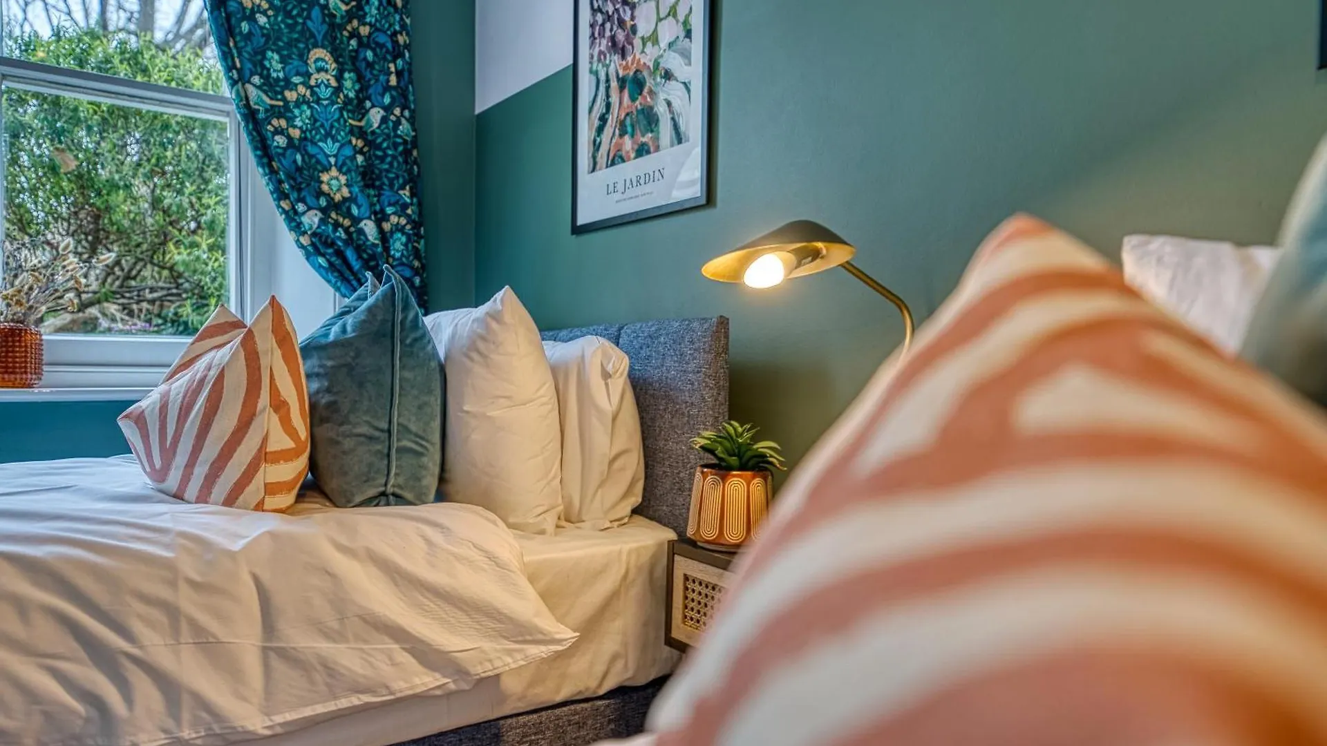 2 Bedroom Stylish Spacious Apt, Sleeps 6, Central Cheltenham, With Free Parking - By Blue Puffin Stays United Kingdom